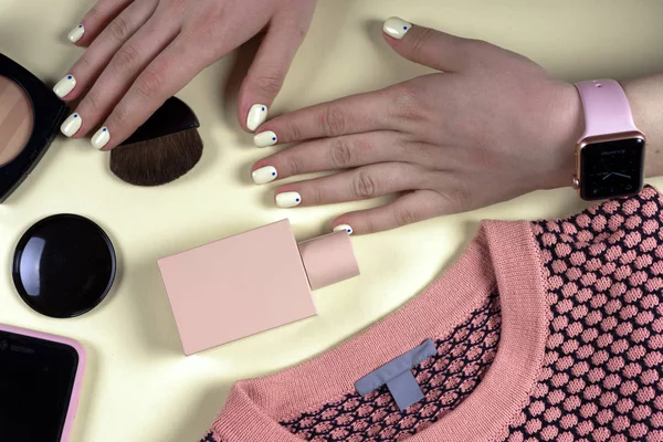 Conjunto de ropa y accesorios de mujer de moda. Colores pastel de vainilla. — Foto de Stock