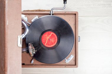 Disko-bokeh vinil plak çalar, parlak ışıklar. Vinil kayda iğne.