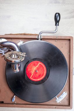 Disko-bokeh vinil plak çalar, parlak ışıklar. Vinil kayda iğne.