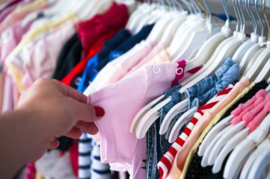 Askıdaki çocuklar için kıyafet seti. Alışveriş..