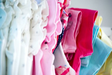 Askıdaki çocuklar için kıyafet seti. Alışveriş..