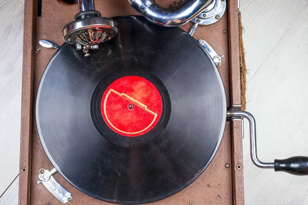 Gravador de vinil, luzes brilhantes disco-bokeh. Agulha no registo de vinil . — Fotografia de Stock