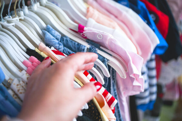 Комплект одежды для детей на вешалках. Шопинг.