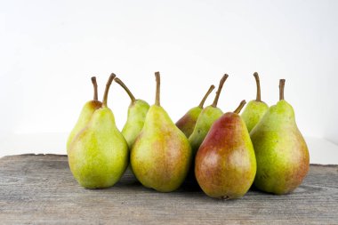 Beyaz arka plan üzerinde izole armut. Metin için yer kopyalayın