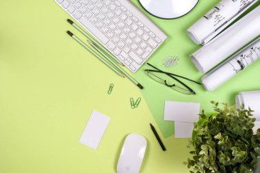 Ofis siyah masa, beyaz bilgisayar, malzemeler..