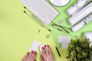 Ofis siyah masa, beyaz bilgisayar, malzemeler..