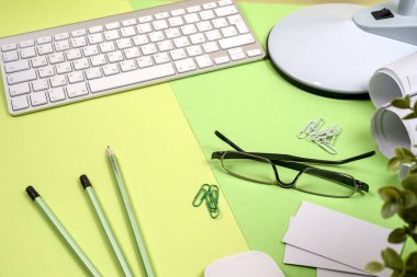 Ofis siyah masa, beyaz bilgisayar, malzemeler..