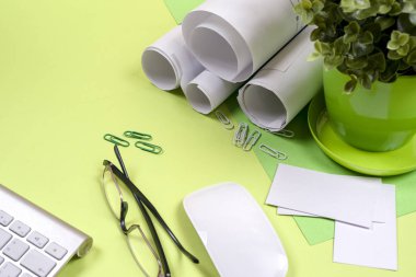 Ofis siyah masa, beyaz bilgisayar, malzemeler..