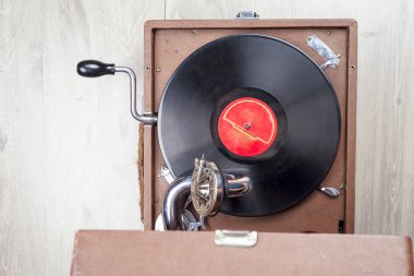 Disko-bokeh vinil plak çalar, parlak ışıklar. Vinil kayda iğne.