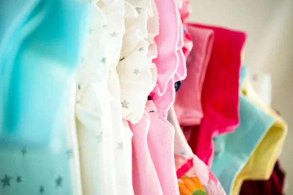 Conjunto de roupas para crianças em cabides. Compras. — Fotografia de Stock