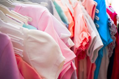 Askıdaki çocuklar için kıyafet seti. Alışveriş..