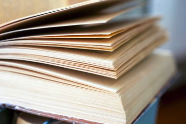 Açık kitap, parlak arkaplan üzerine ciltli kitaplar.