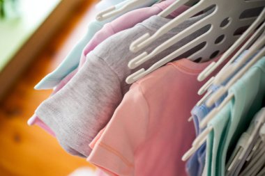 Askıdaki çocuklar için kıyafet seti. Alışveriş..