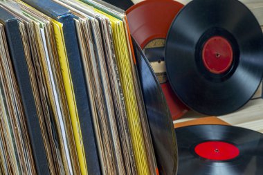 Vinil kayıt albümleri, vintage işlem topluluğu önünde. Metin için yer kopyalayın