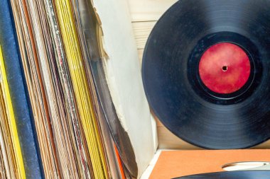 Vinil kayıt albümleri, vintage işlem topluluğu önünde. Metin için yer kopyalayın