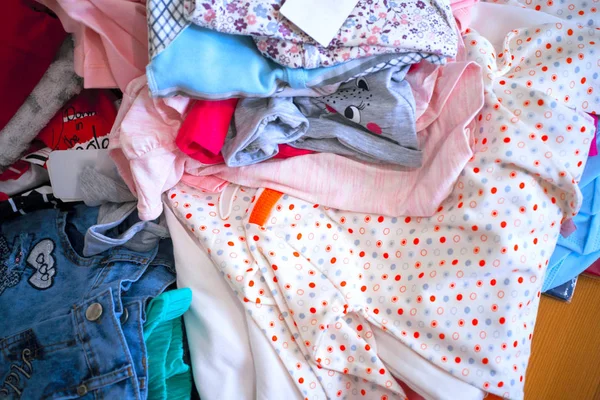 Conjunto de roupas para crianças em cabides. Compras. — Fotografia de Stock