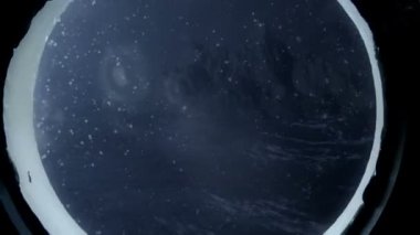 Adada bir fırtına okyanusta bir gemi pencereden bakıyor