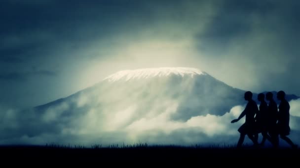 Hommes Africains Tribaux Marchant Près Mont Kilimandjaro — Video