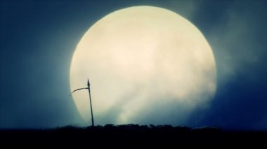 Mızrak dolunay arka plan üzerinde mücadele ettikten sonra