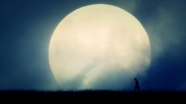 Antik uygarlık dolunay arka plan üzerinde yürüyen adam yaralı