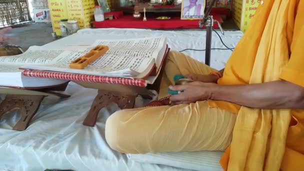 Sacerdote Brahmin Jugando Los Platillos Leyendo Gita — Vídeo de stock