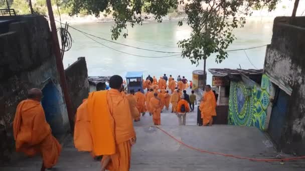 Rahipler Ganga Ghat Üzerinde Safran Elbiseler Ile — Stok video
