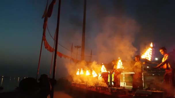 Sacerdoti Che Celebrano Puja Varanasi Ghat — Video Stock