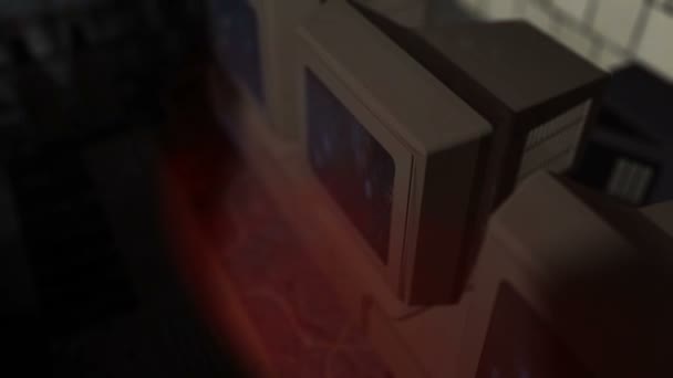 Acil Tahliye Üzerinde Eski Bir Bilgisayar Monitör — Stok video