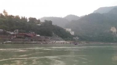 Turkuaz nehir Ganga Rishikesh Hindistan'da rafting