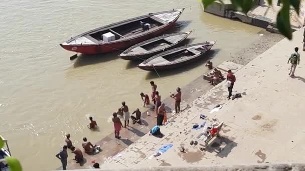 Deeping Ινδουιστές Προσκυνητές Στην Την Γκχατ Βαρανάσι Ποταμός Του Γάγκη — Αρχείο Βίντεο