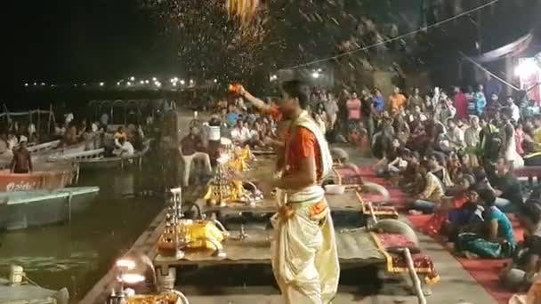 Indian Priests Throwing Petals Puja Ceremony Varanasi — Stock Video