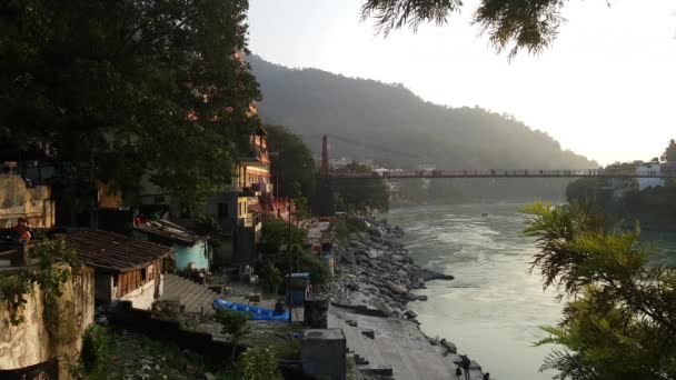 Мост Лаксман Джула Река Ганга Ришикеш Уттаракханд — стоковое видео