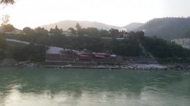 Güzel Turkuaz nehir Ganga Rishikesh Hindistan