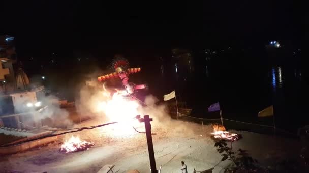 ラーヴァナの彫像はリシケシにこれ Dussehra 祭で燃焼 — ストック動画