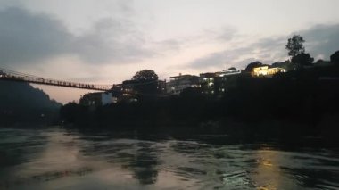 Laxman Jhula Köprüsü Rishikesh Uttarakhand'de akşam