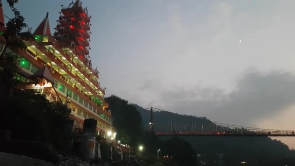 Avonds Laxman Jhula Brug Rivier Ganges Rishikesh Uttarakhand — Stockvideo