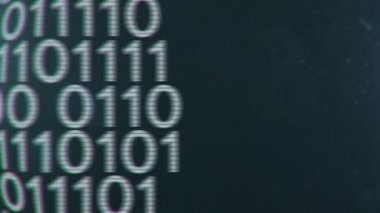 Eski bir monitör üzerinde çalışan ikili kod