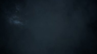 Kara bulut gökyüzü ve Lightning'ler