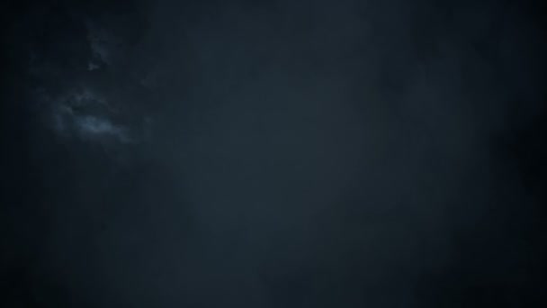 Ciel nuage sombre et éclairs 