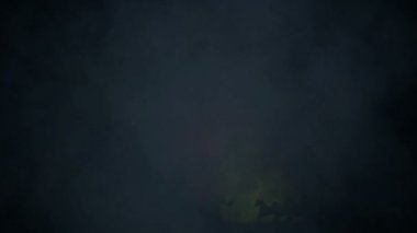 Epik bir fırtına üzerinden koşu at sürüsü