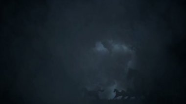 Epik bir yıldırım fırtına üzerinden koşu at sürüsü