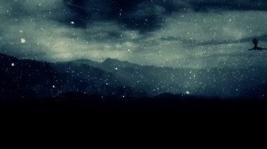 Ejderha üzerinde bir Snow Storm altında dağlar Fly