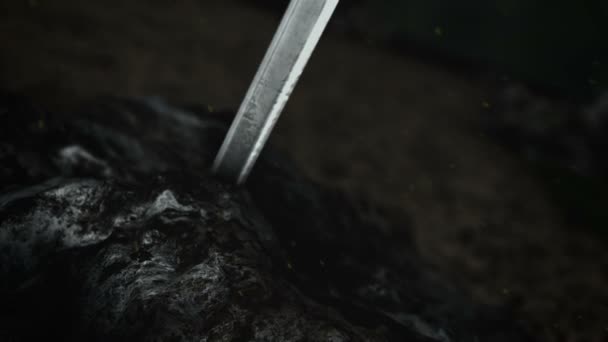 Una Espada Guerrera Épica Dentro Una Roca — Vídeos de Stock