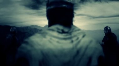 2 Muhafızla Birlikte Krallığına Bakan Bir Taçlı Kral