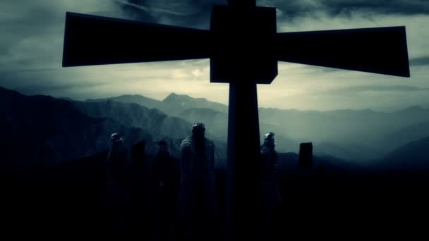 十字架の前に立つ中世の王と司祭 — ストック動画