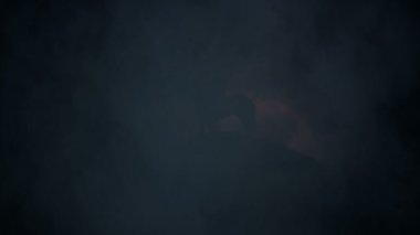 Bir Fırtına Altında Bir At üzerinde Yerli Amerikan Warrior Oturma