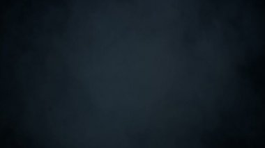 Bir Fırtına Altında Bir Totem Önünde Duran Kabile Adam