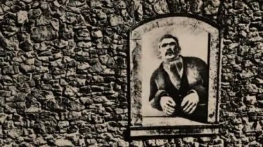 Kont Drakula Kale penceresinden bakıyor.