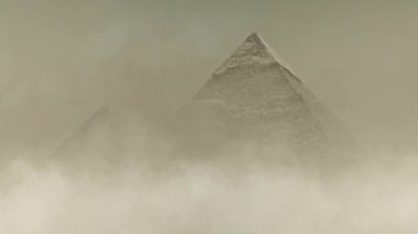Büyük Giza Piramidi Bir kum fırtınası altında