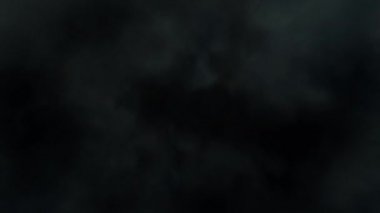 Bulutlar ve Yıldırımlar Fırtınasında Uçuyor